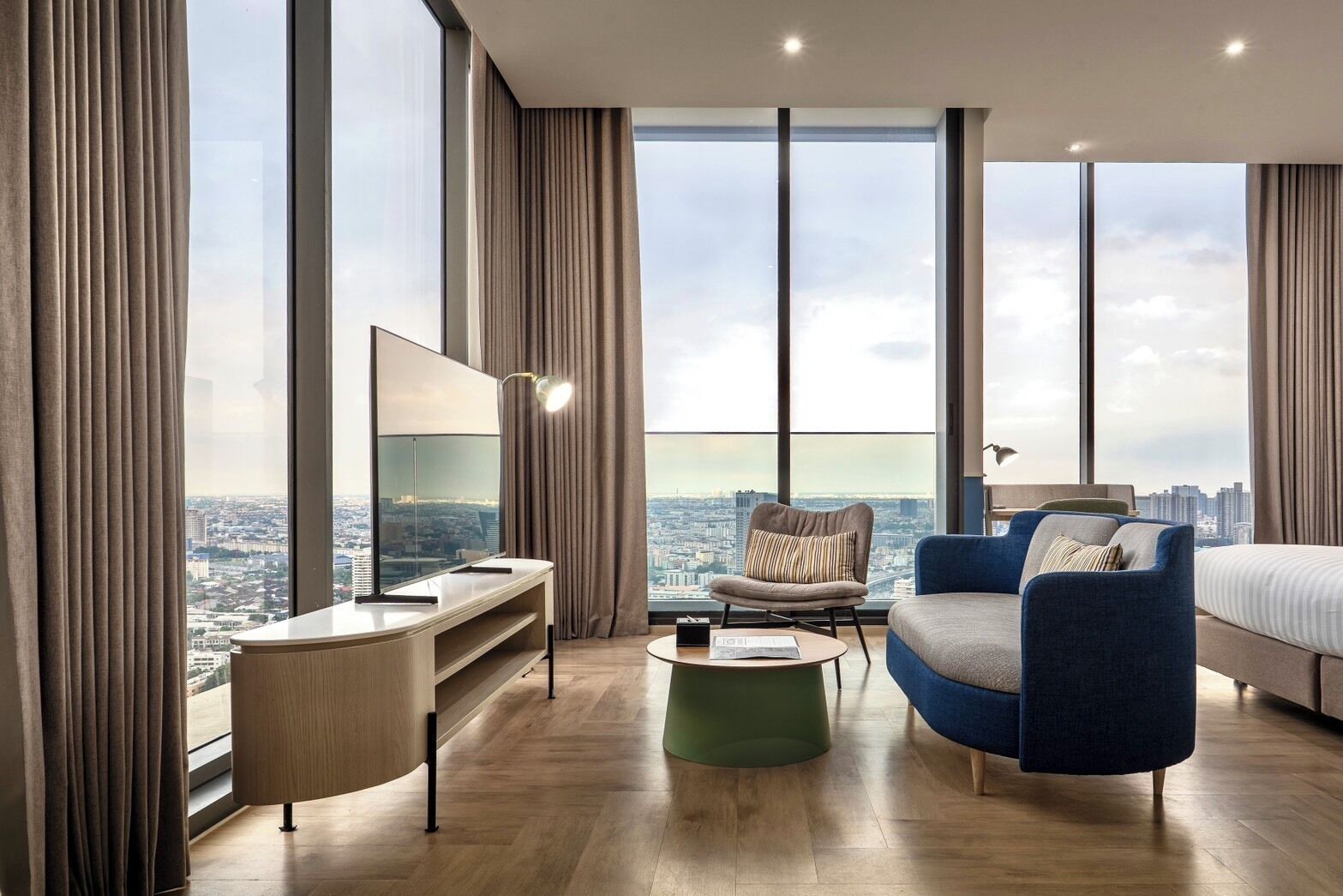 Executive Deluxe Corner Balcony | มินิบาร์, ตู้นิรภัยในห้องพัก, พื้นที่ทำงานแบบใช้แล็ปท็อป, ผ้าม่านกันแสง