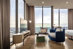 Executive Deluxe Corner Balcony | 迷你吧、客房内保险箱、笔记本电脑工作区、遮光窗帘