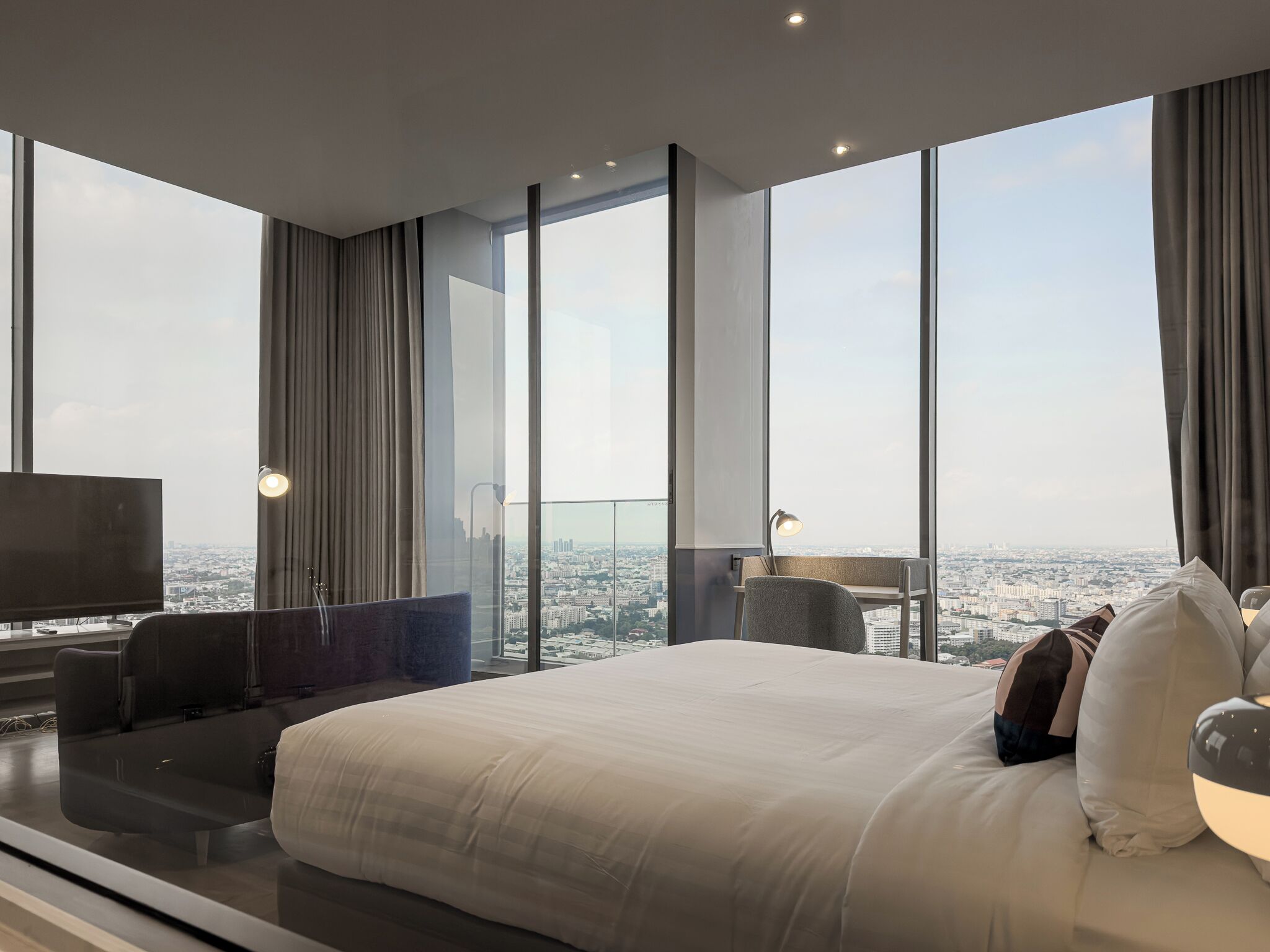 Executive Deluxe Corner Balcony | 迷你吧、客房内保险箱、笔记本电脑工作区、遮光窗帘