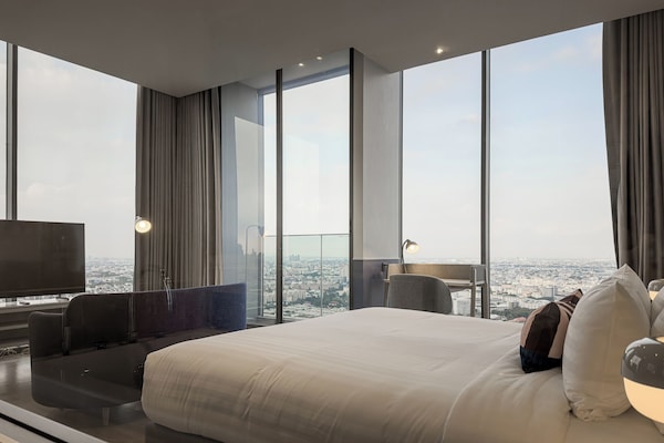 Executive Deluxe Corner Balcony | Minibar, in-room safe, laptop workspace, blackout drapes