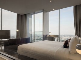 Executive Deluxe Corner Balcony | 迷你吧、客房内保险箱、笔记本电脑工作区、遮光窗帘