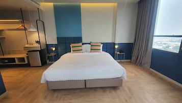 Deluxe Corner City View | 1 bedroom, minibar, in-room safe, laptop workspace