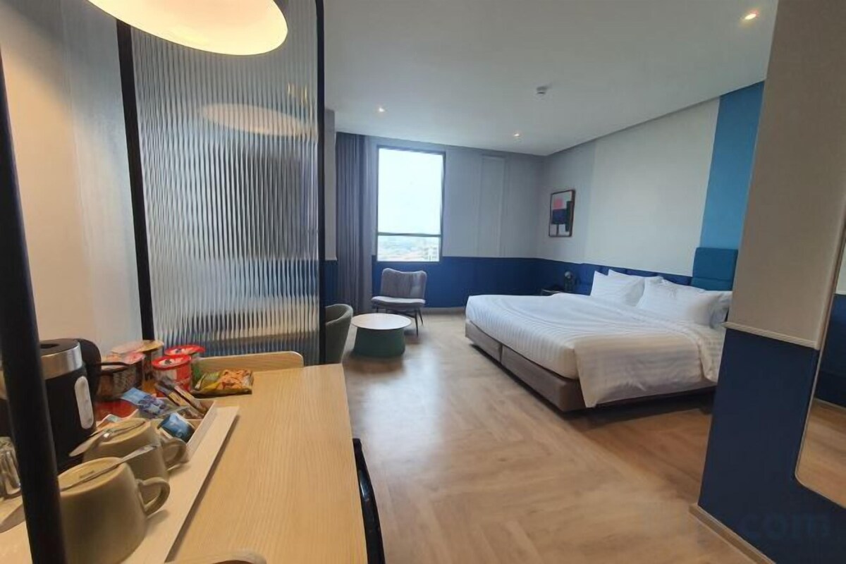 Minibar, caja fuerte, cortinas opacas y tabla de planchar con plancha