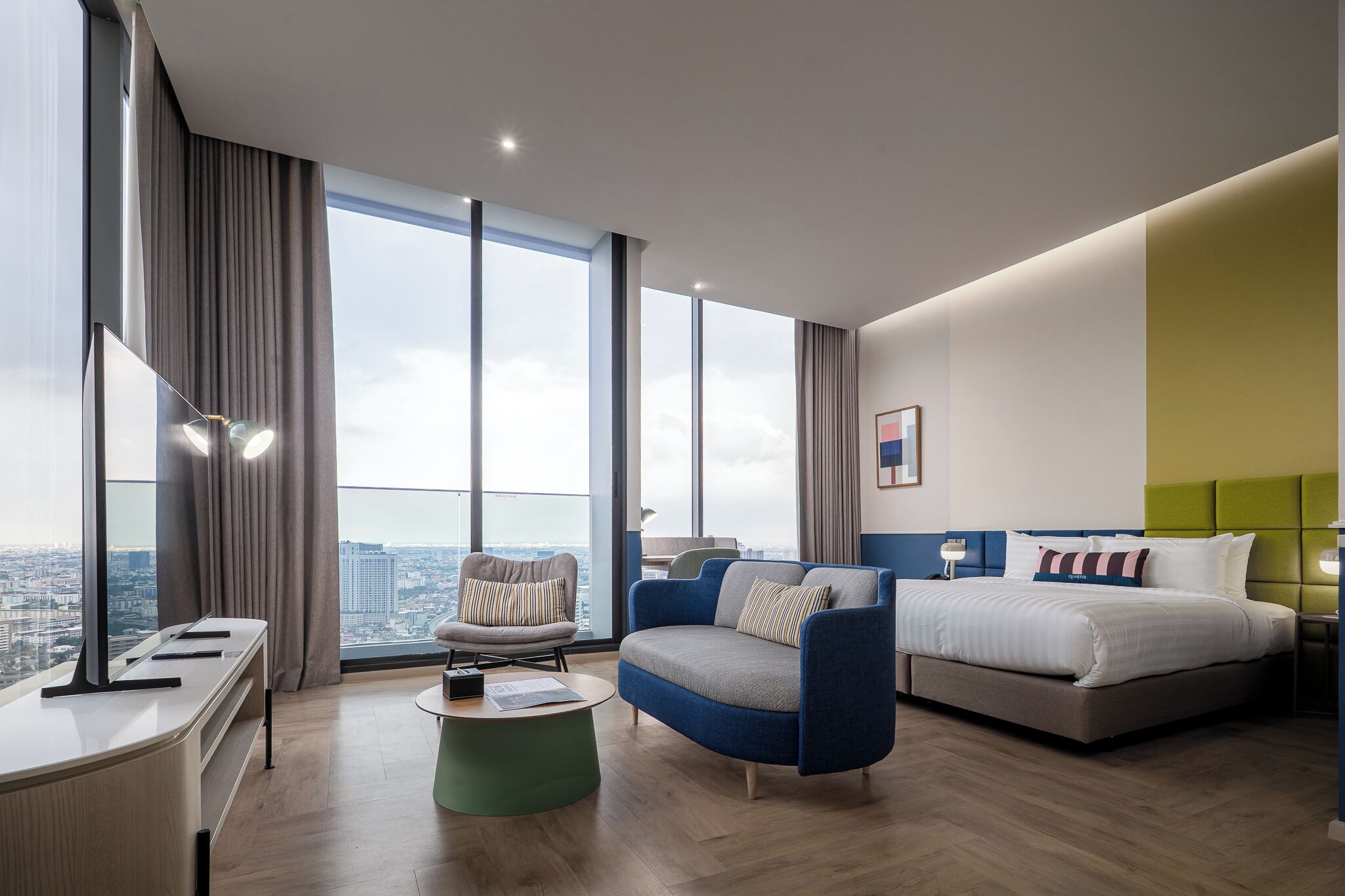 Executive Deluxe Corner Balcony | Minibar, in-room safe, laptop workspace, blackout curtains