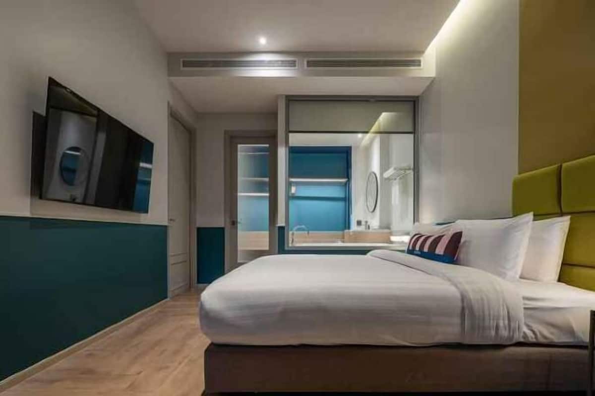 Minibar y caja de seguridad en la habitación