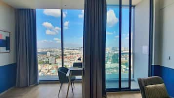 Executive Room Balcony | Minibar, Zimmersafe, laptopgeeigneter Arbeitsplatz