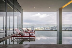 Outdoor pool - The Quarter Ramkhamhaeng by UHG (Bangkok)