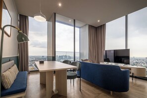 Executive One-Bedroom Suite Balcony | Minibar, värdeförvaringsskåp på rummet och arbetsyta för laptop