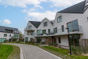 Apartment - Cozy Beach Apartment in Middelkerke for 5 Guests Bright Living Space With Terrace (Middelkerke)