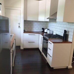 Kjøleskap, mikrobølgeovn, ovn og kokeplater