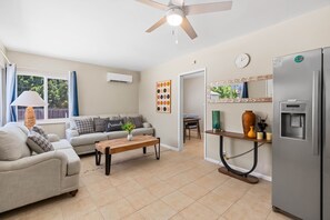 House - Cozy 2BR Home With Bright Interior Relaxing Patio (Ontario)