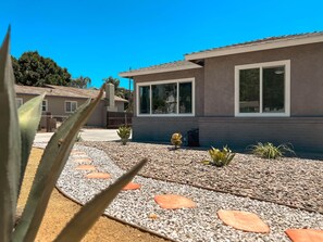 House | 2 bedrooms - Cozy 2BR Home With Bright Interior Relaxing Patio (Ontario)