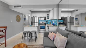 Condo, 1 King Bed with Sofa bed, Balcony, Ocean View (Jetty East 404A) | Interior
