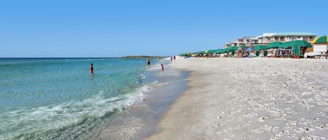 På stranden