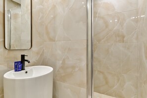 Dusj, hårføner, håndklær og sjampo