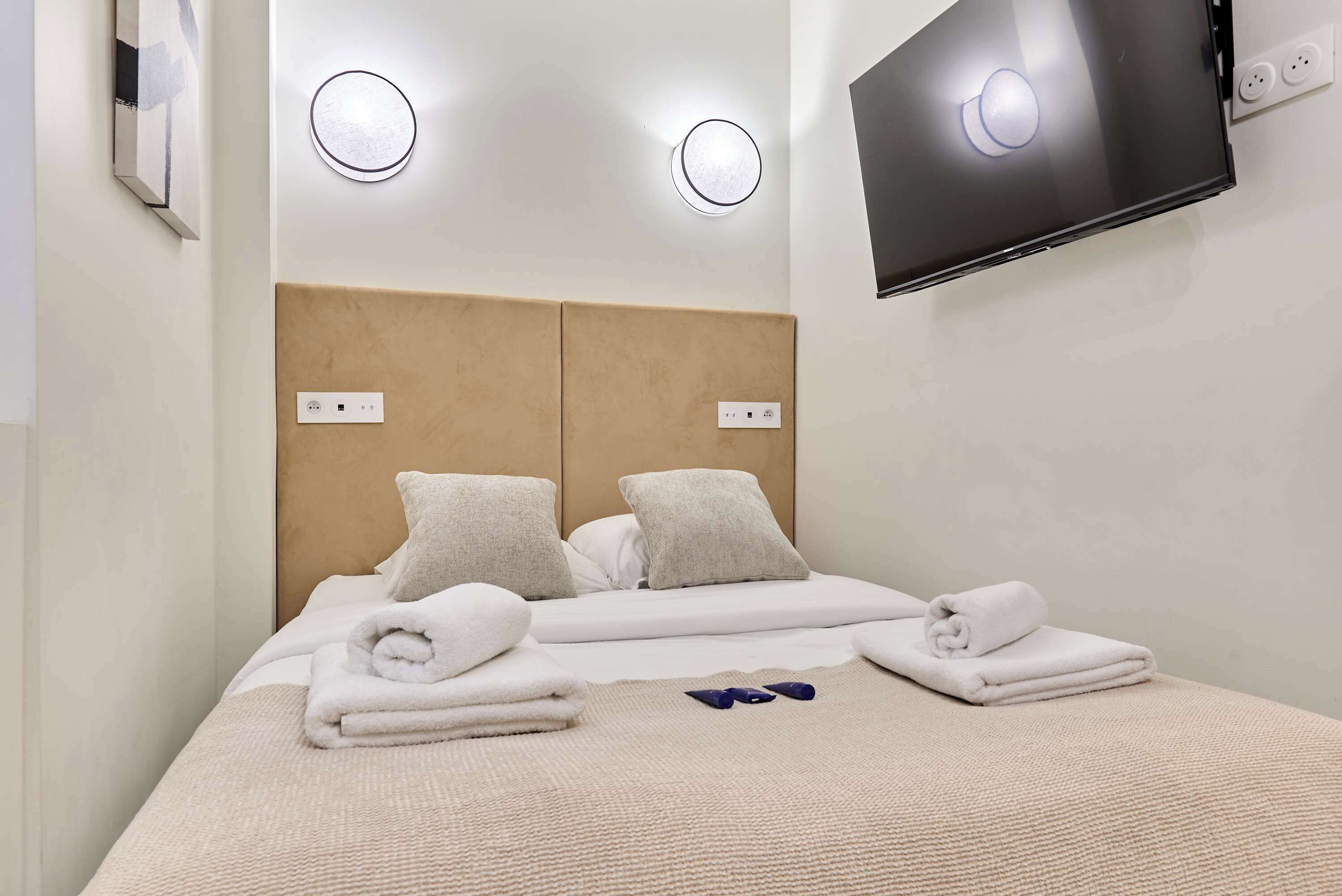 2 habitaciones, tabla de planchar con plancha, wifi y ropa de cama 