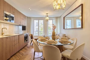 Kjøleskap, mikrobølgeovn, ovn og oppvaskmaskin