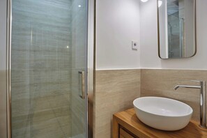 Shower, hair dryer, towels, shampoo