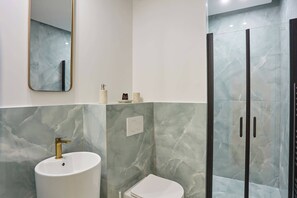 Douche, sèche-cheveux, serviettes fournies, shampoing