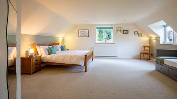 5 bedrooms, desk, iron/ironing board, travel crib