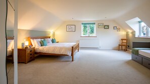 5 bedrooms, desk, iron/ironing board, travel crib