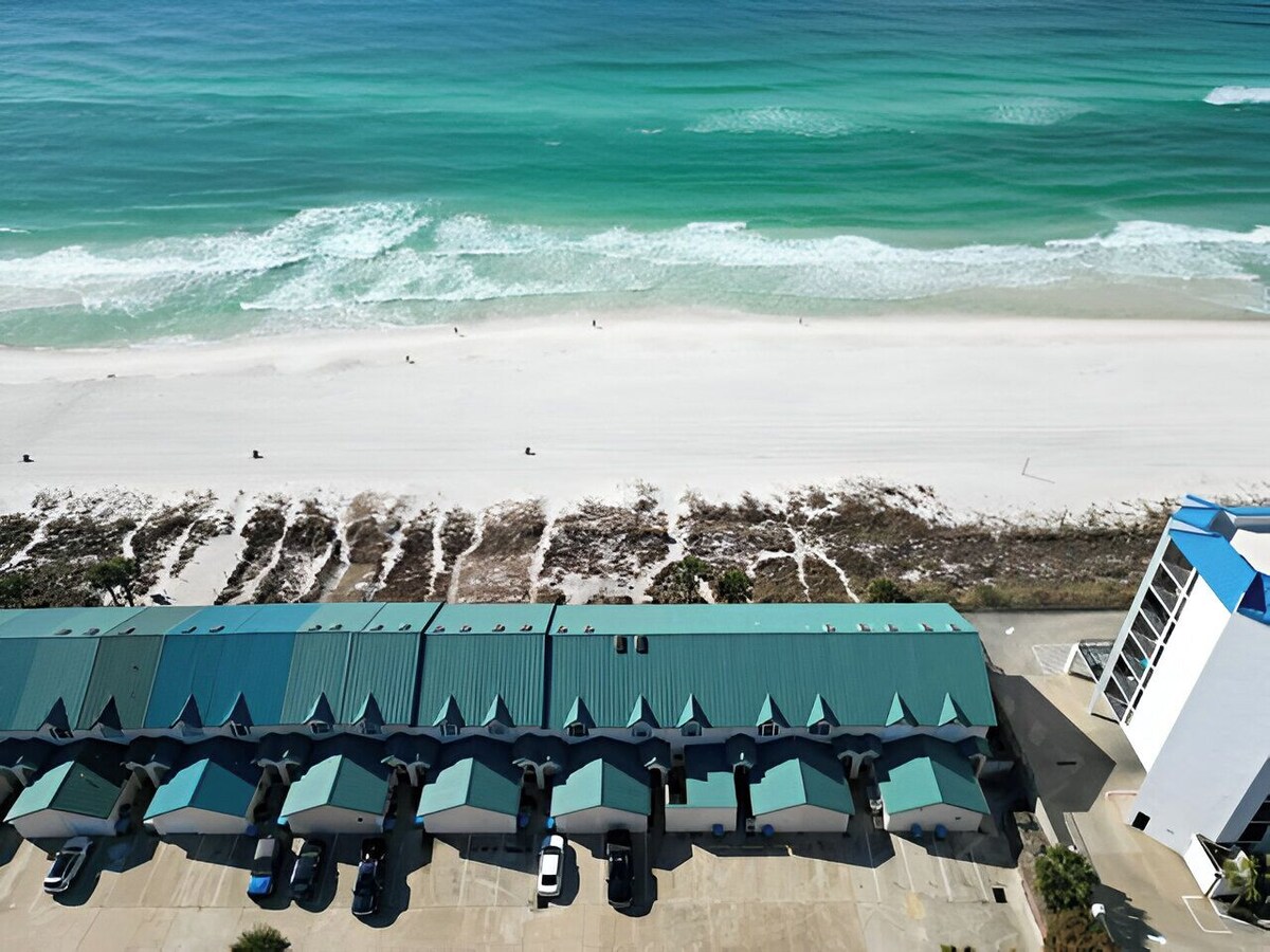 Over 1700 sq ft 3BR 3BA Townhouse Directly on the Beach!