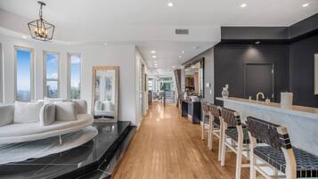 Villa de lujo, varias camas, acceso a la alberca, vista a la ciudad (Franklin Mediterranean Villa) | Lobby