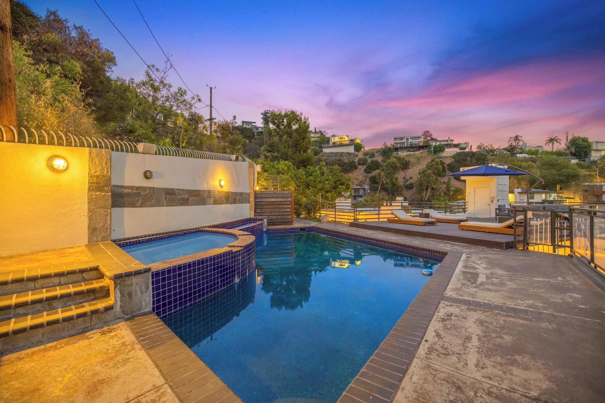 室外游泳池，提供泳池遮陽傘和日光浴躺椅