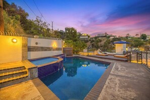 Utendørsbasseng, bassengparasoller og solsenger