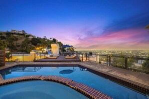 Piscine extérieure, parasols de plage, chaises longues