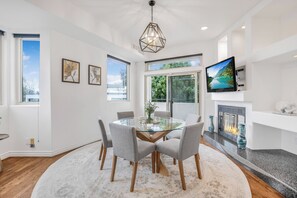 Luksusvilla, flere senger, adgang til basseng, byutsikt (Franklin Mediterranean Villa) | Spiseområde