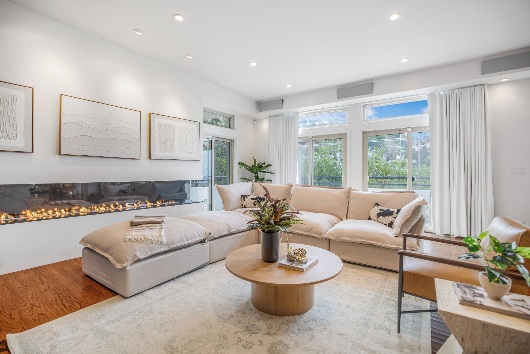 奢華別墅, 多張床, 可使用泳池, 城市景觀 (Franklin Mediterranean Villa) | 起居區 | 50-吋平面電視、數位頻道、壁爐