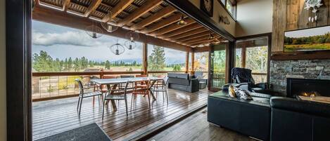 Televisio, takka, työhuone