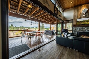 TV, fireplace, offices - Treehouse at the Wilderness Club (Eureka)