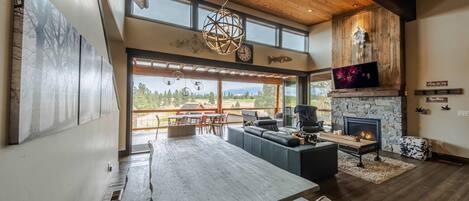 Télévision, cheminée, espaces bureaux