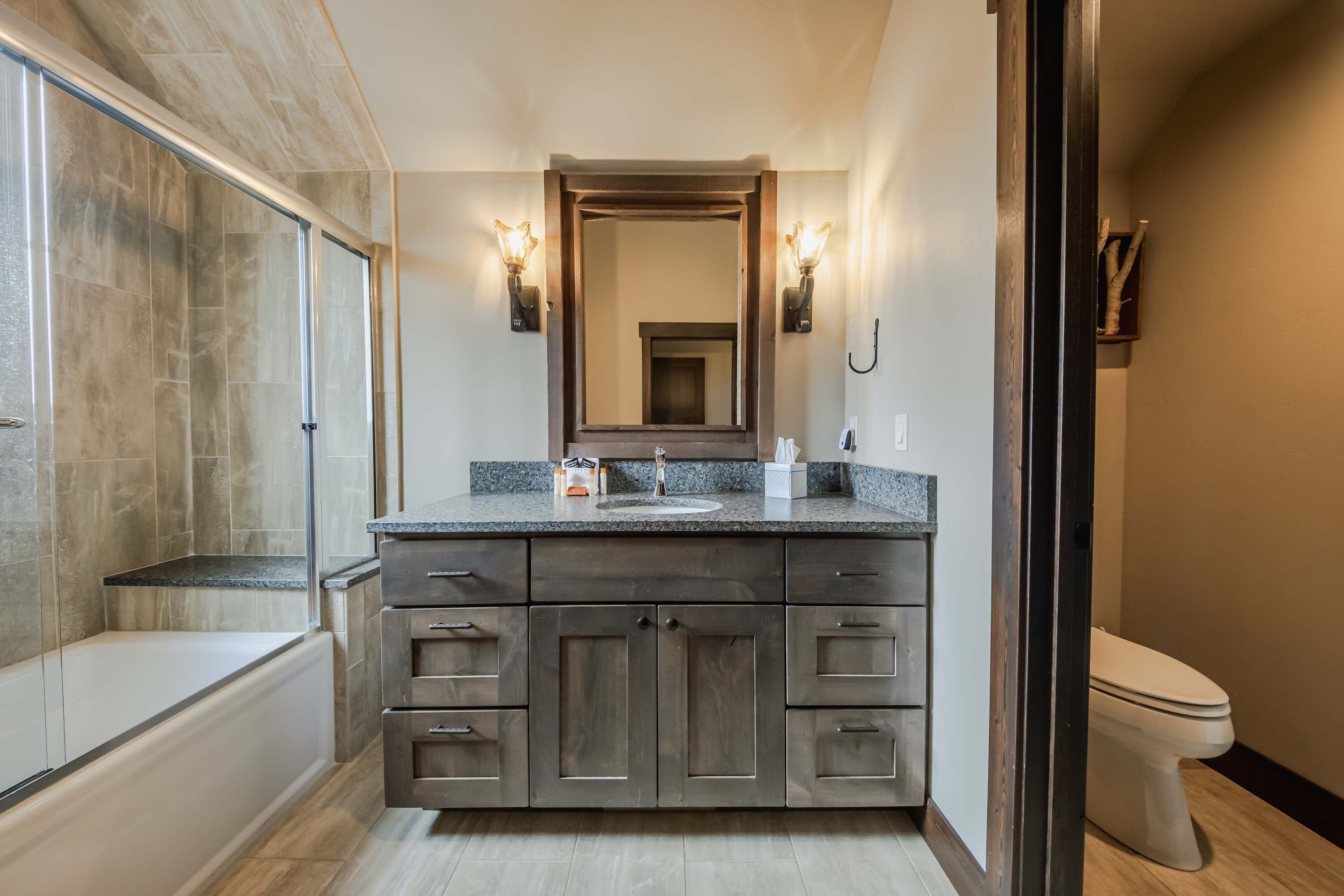 Ein modernes Badezimmer mit Dusche, Waschbecken mit Waschtisch und Toilette.
