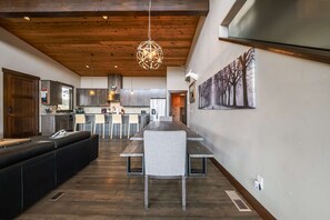 Interior - Treehouse at the Wilderness Club (Eureka)