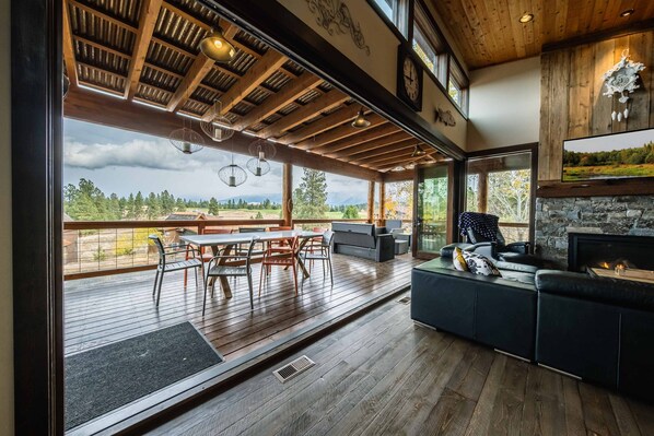TV, fireplace, offices