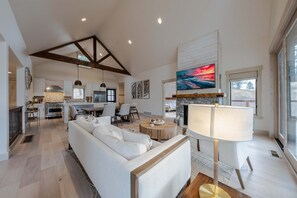 TV - Wilderness Club Haven for 12! (Eureka)