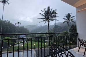 Deluxe Double or Twin Room, Balcony, Mountain View | Balcony - Mount Minar (Devikolam)