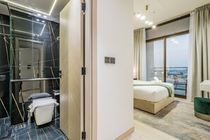 Een kluis op de kamer, een strijkplank/strijkijzer, gratis wifi