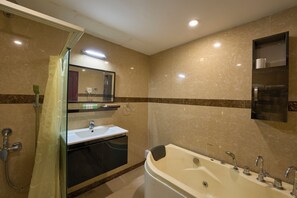 Free toiletries, hair dryer, slippers, towels - NO 18 HOTEL (Kochi)