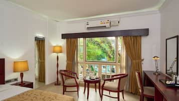 Deluxe Double Room, 1 Bedroom, Air conditioning, Bay View | In-room dining