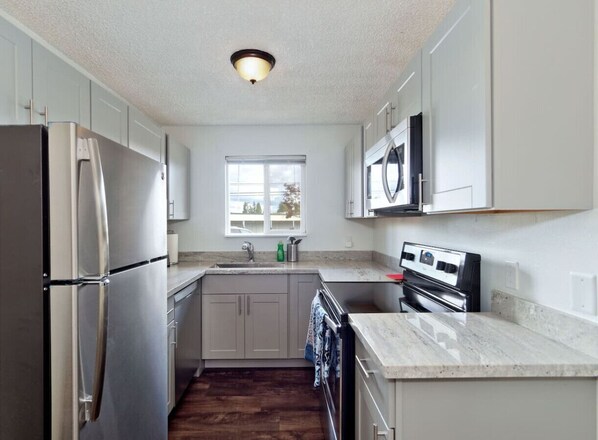 Fridge, microwave, oven, stovetop - 1b1b Renton Cascade Apt 104 (Renton)