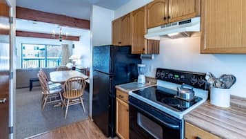 Condo, 4 Bedrooms | Private kitchen | Fridge, oven, coffee/tea maker, electric kettle