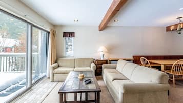 Condo, 4 Bedrooms | Living area | Smart TV