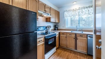 Condo, 4 Bedrooms | Private kitchen | Fridge, oven, coffee/tea maker, electric kettle