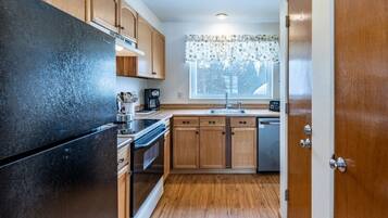 Condo, 4 Bedrooms | Private kitchen | Fridge, oven, coffee/tea maker, electric kettle