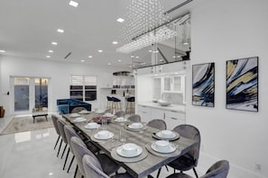 Villa, 4 Bedrooms | Dining