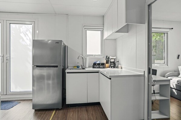 Feriehus - 2 soveværelser | Privat køkken | Køleskab, kaffe-/temaskine, brødrister